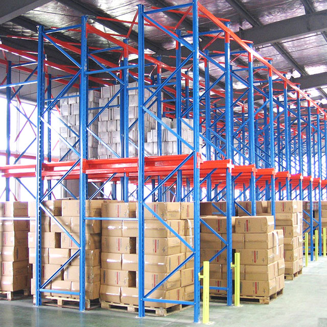 Conduzca a través de estanterías de paletas: compre productos en